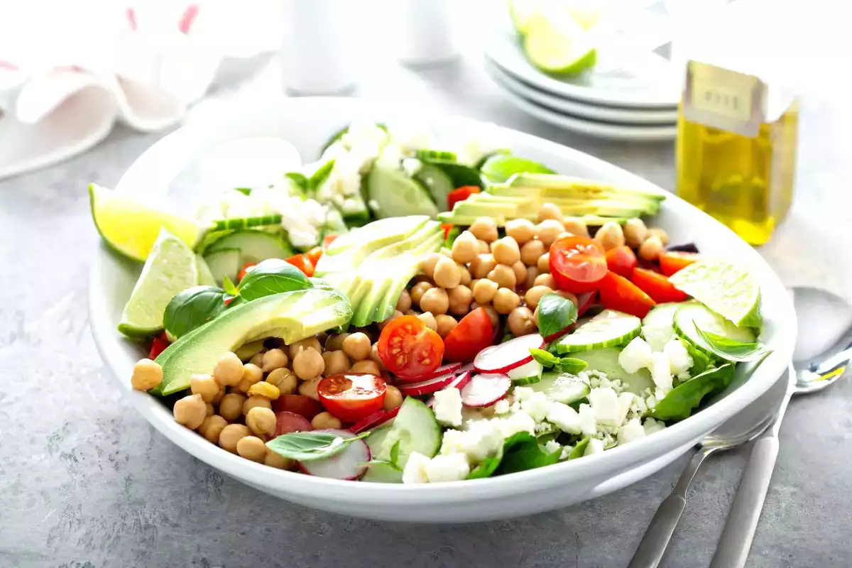 Redu-ți stomacul: această salată gata în 10 minute atrage atenția experților