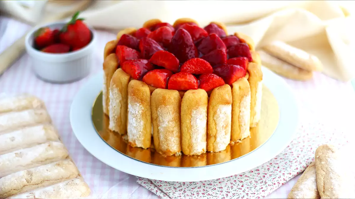 Această charlotte simplă cu căpșuni este în mod clar desertul nostru preferat de primăvară!