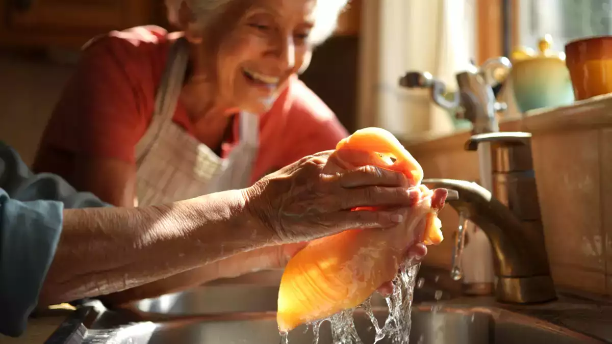 Chiar trebuie să spălați puiul înainte de a-l găti? Adevărul pe care mama și bunica ta nu ți l-au spus niciodată