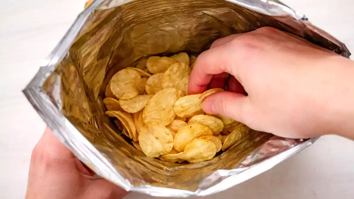 De ce este atât de mult aer în pungile de chipsuri? Suntem înșelați?