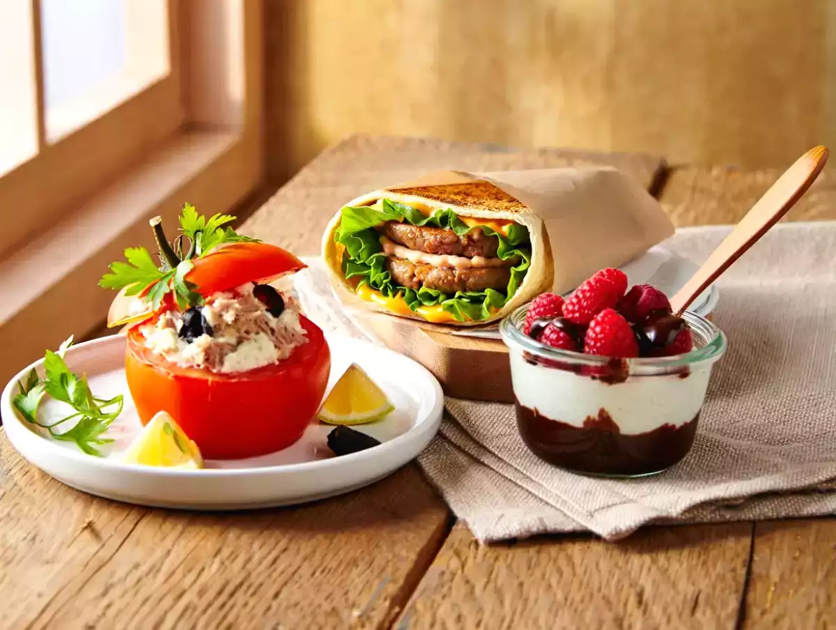 Meniul Zilei, 23 Aprilie: Răsfăț Culinar cu Roșii Umplute, Wrap Big Mac și Înghețată Delicioasă