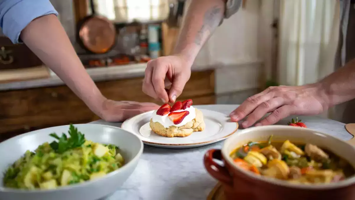 Meniul zilei, 27 aprilie: placintă cu varză, ciorbă de pui a la grec și shortcake cu căpșune