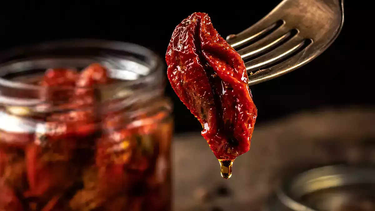 Roșii uscate la soare în ulei: un concentrat de aromă în cămară și 10 rețete pentru a profita din plin de el.