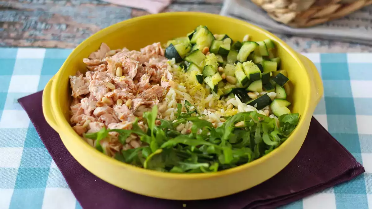 Orzo: ce este, cum se prepară și de ce aceste paste mici funcționează atât de bine în supe, salate și mâncăruri cremoase.