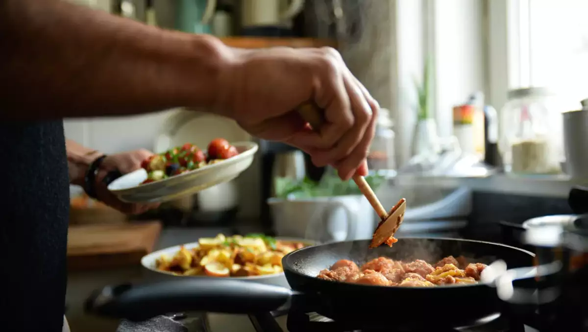 Meniul zilei, 8 mai: aperitiv cu spanac, varză cu porc și plăcintă cu mere