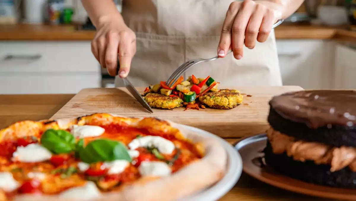 Meniul zilei, 4 mai: chifteluțe din dovlecel, pizza margherita și tort de biscuiți