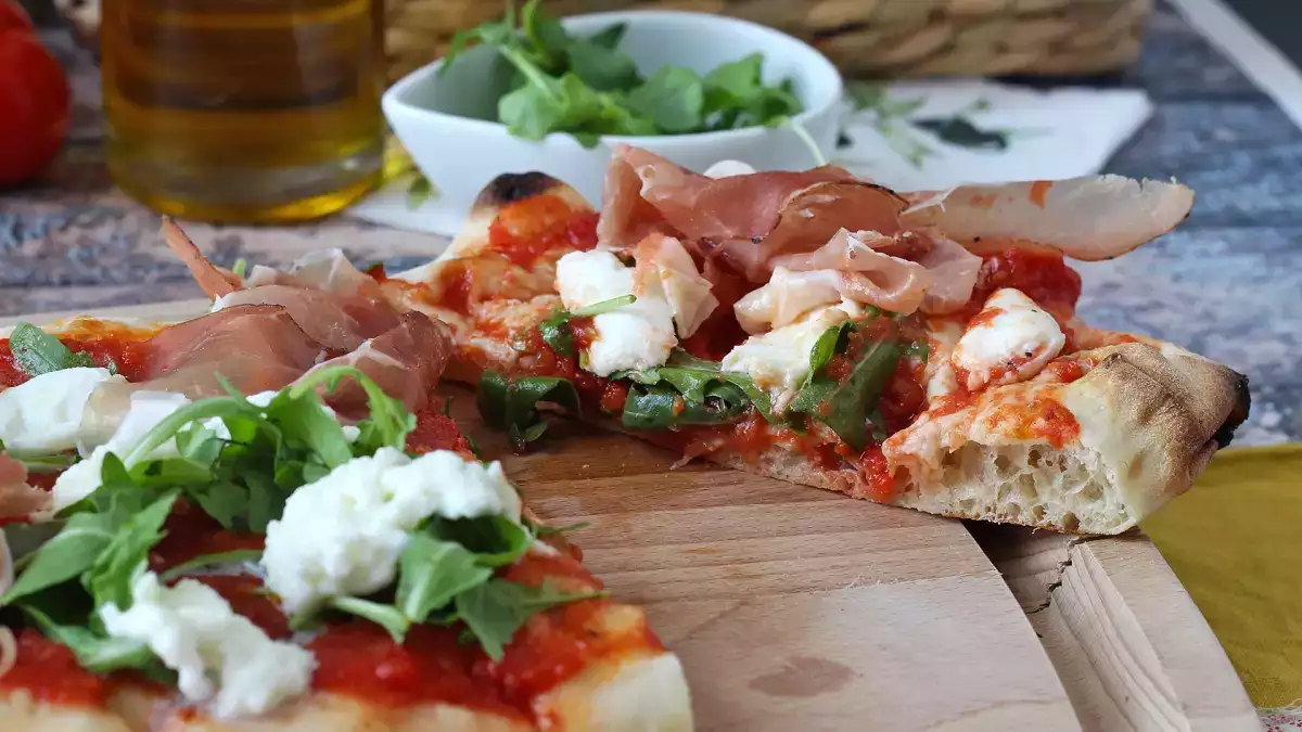 Descoperiți pinsa: alternativa mai ușoară la pizza, gata în doar câteva minute acasă