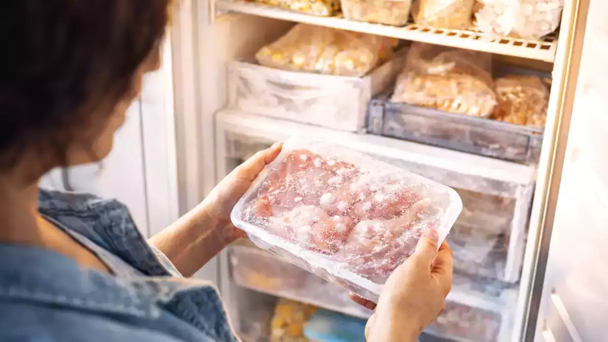 Ați uitat să dezghețați? Acest truc simplu o rezolvă în câteva minute și salvează orice masă