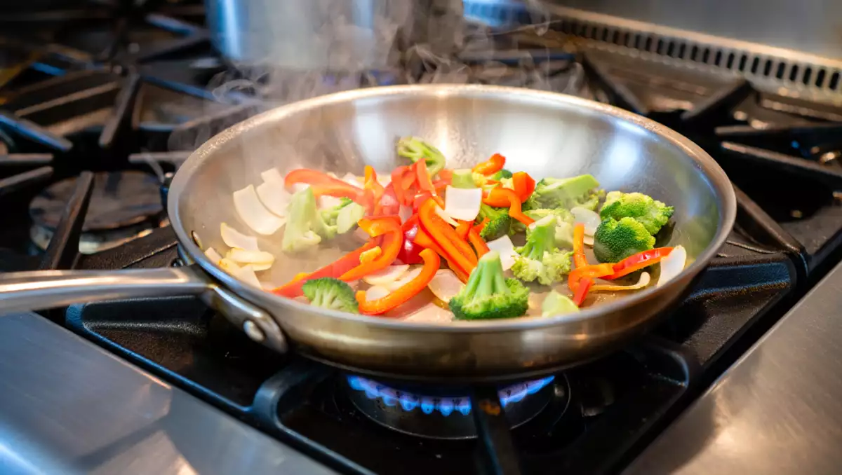 Tigaie din oțel inoxidabil: un truc simplu pentru a preveni lipirea alimentelor