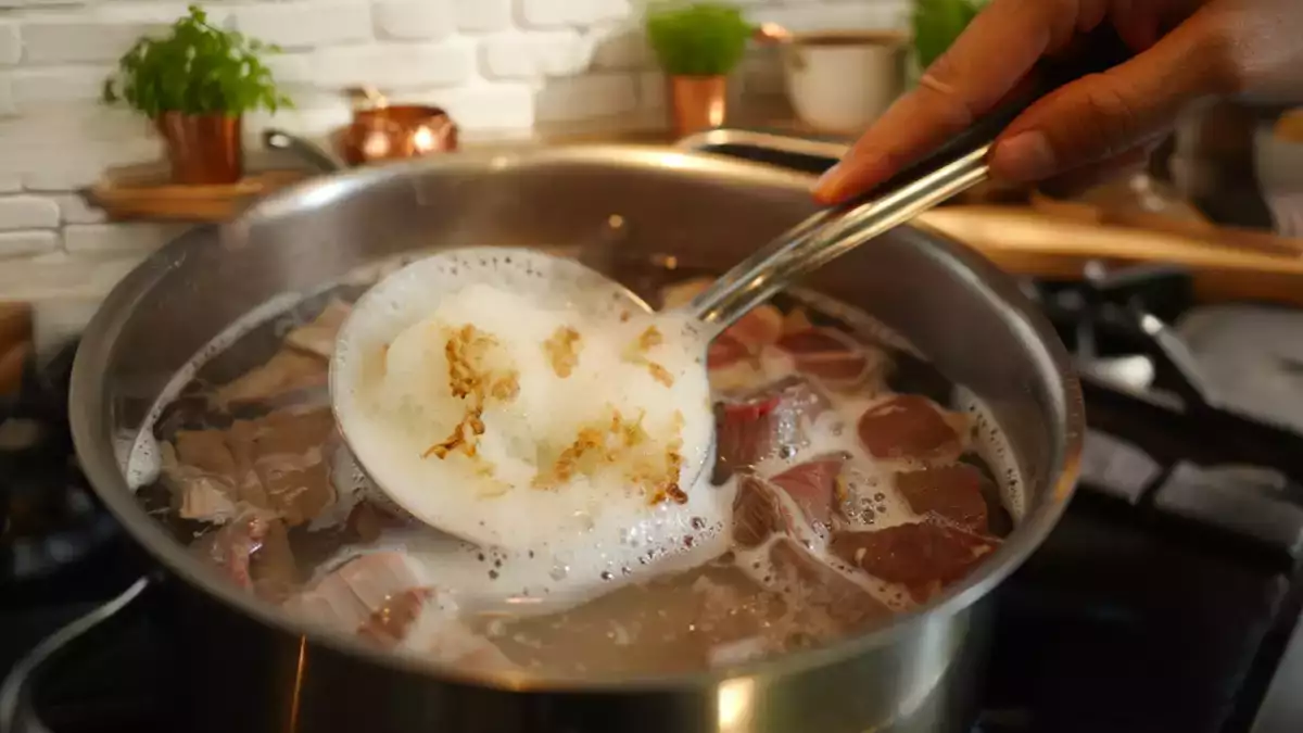 Acea spumă ciudată de pe carne are o explicație care schimbă totul în bucătărie
