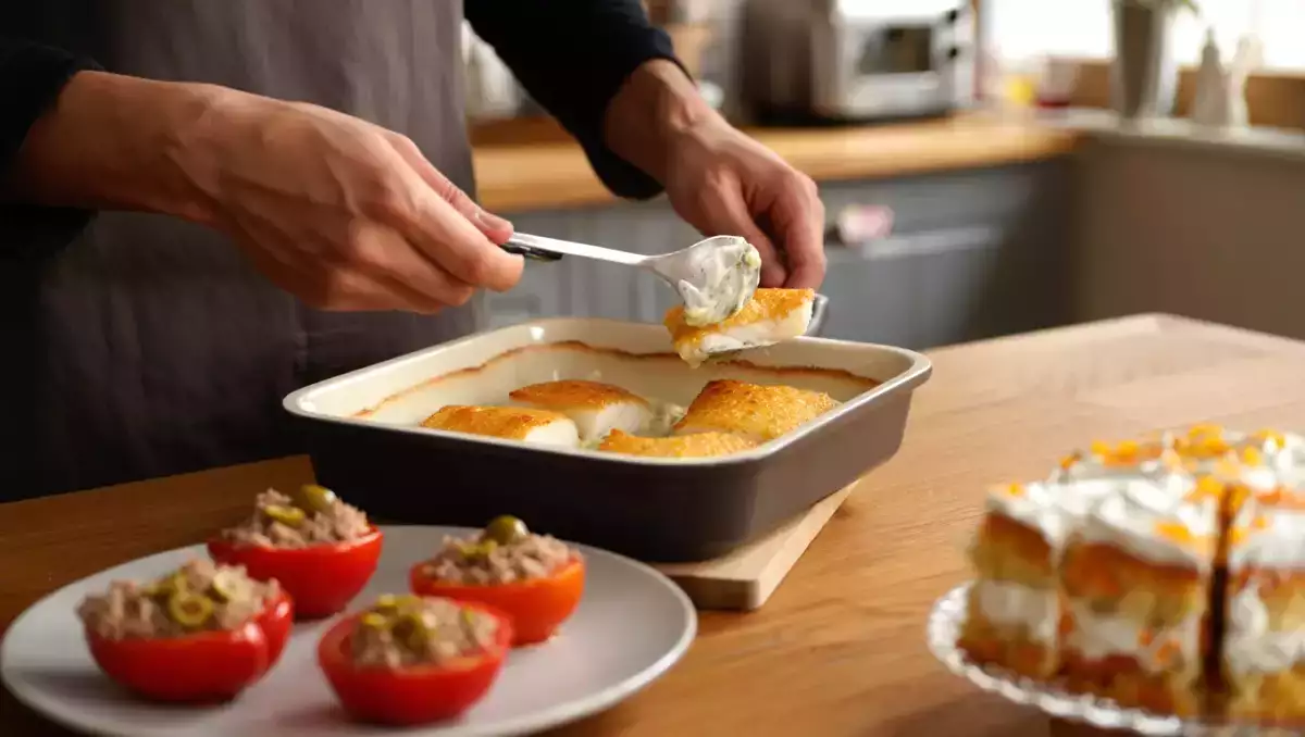 Meniul zilei, 26 mai: Răsfăț culinar cu roșii umplute, gratin de cod și tort cu căpșuni