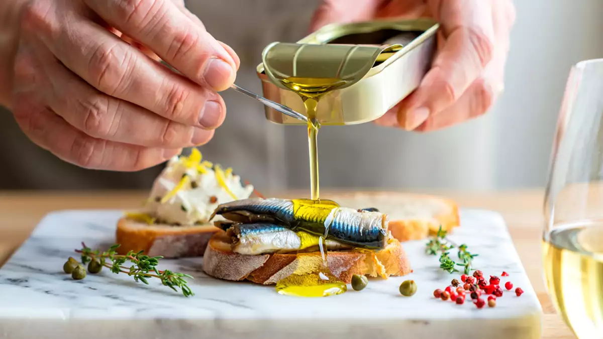 Aproape toată lumea aruncă uleiul de pe o conservă de sardine fără să realizeze ce pierde