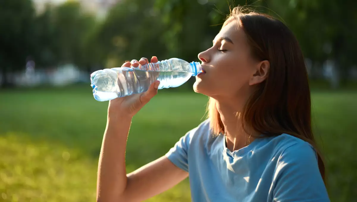 Sticle de plastic: ar trebui să încetăm să le mai reutilizăm? Ce trebuie să știți