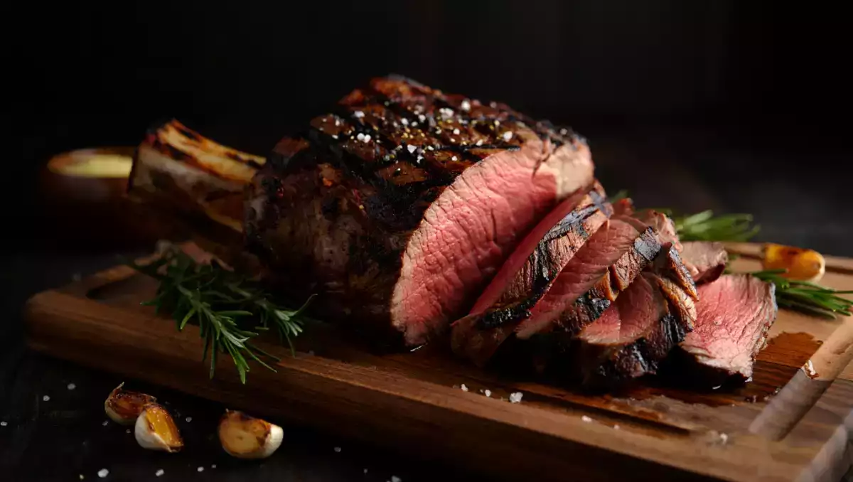 Poți mânca carne seara fără să-ți deranjezi somnul? Ce trebuie să știți pentru a evita nopțile neliniștite