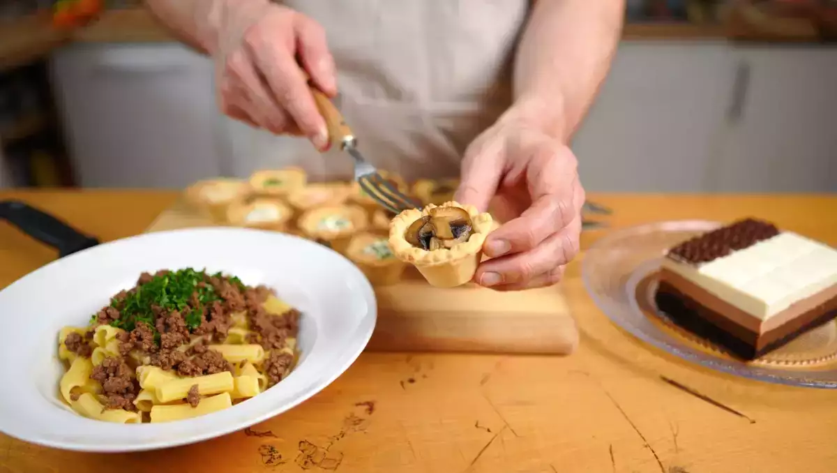 Meniul zilei, 8 iunie: Mini tarte cu ciuperci, paste cu carne de vita si tort cu trei ciocolate