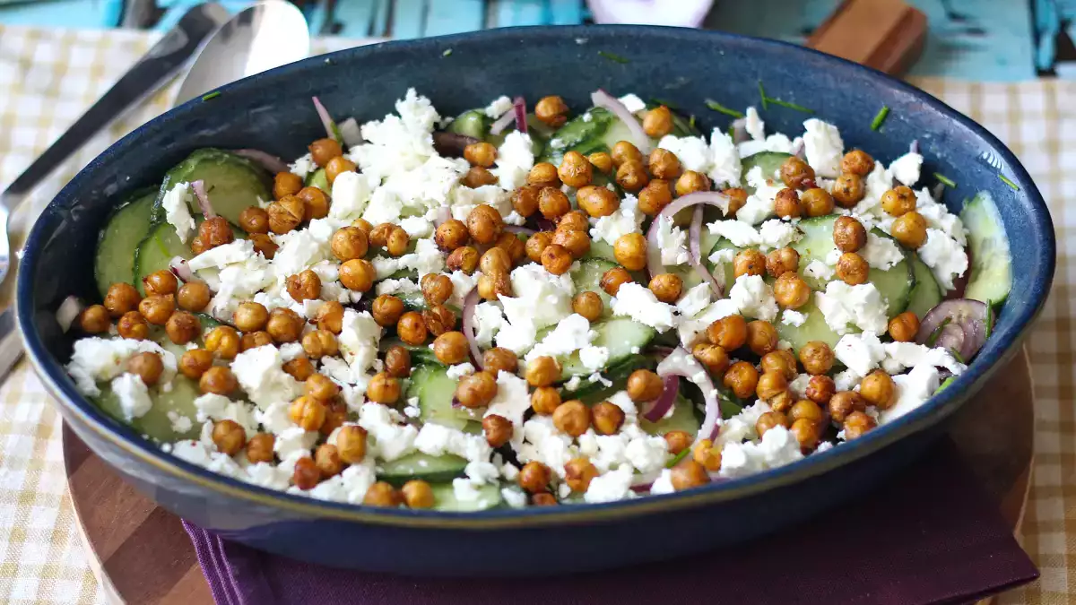 Salate de legume: idei proaspete pentru o alimentație bună cu alimente conservate și preparate simple
