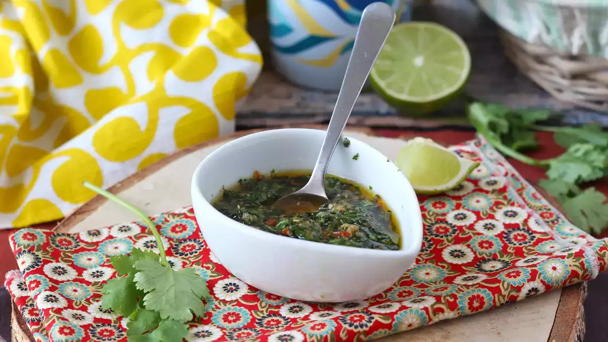 Chimichurri, sosul argentinian care își face loc la grătarele tale: ingrediente și trei sfaturi pentru a-l prepara perfect