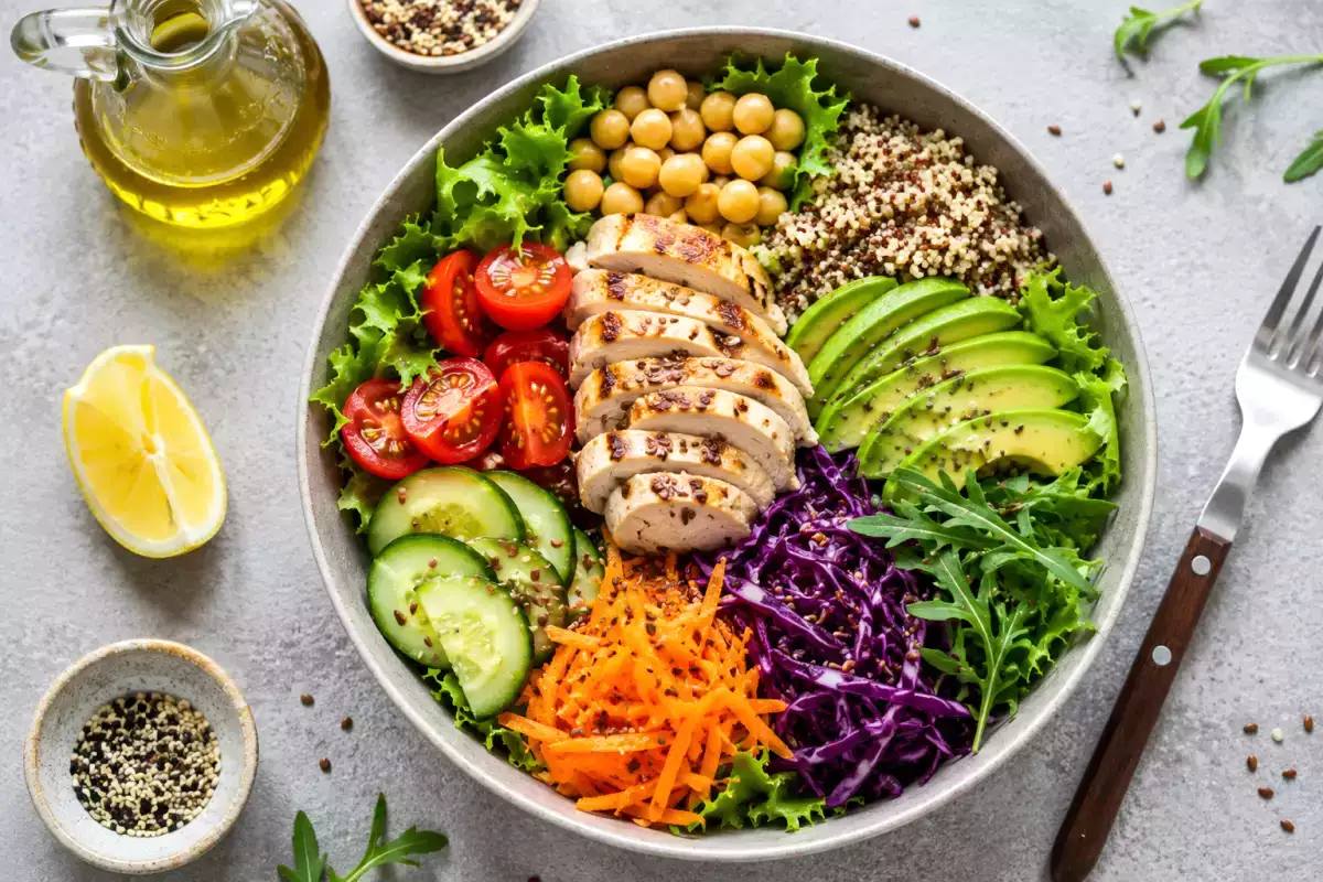 Ingredientele care vor face ca salatele tale să fie cu adevărat sățioase (și vor preveni senzația de foame de la ora 16:00)