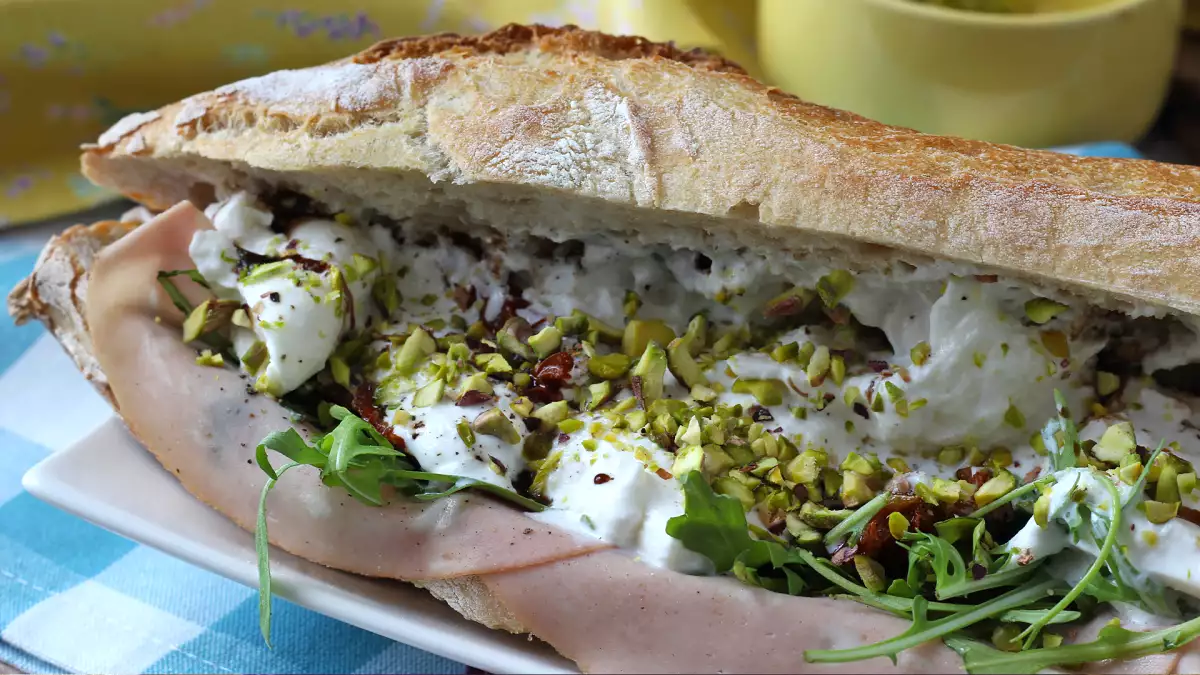 Mortadella, burrata și fistic: de ce această combinație italiană este atât de populară în acest moment