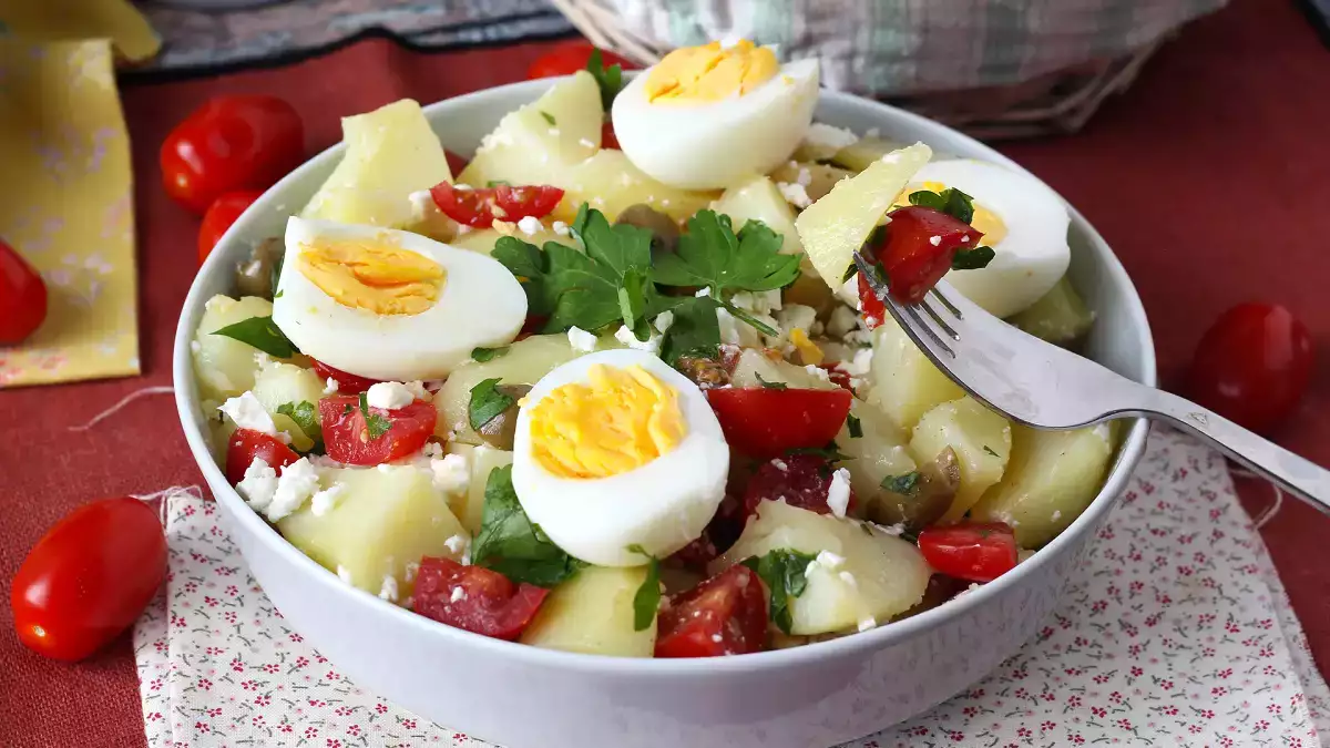 5 salate de cartofi ușoare și delicioase, pentru a ieși din rutina clasică fără a complica lucrurile în bucătărie