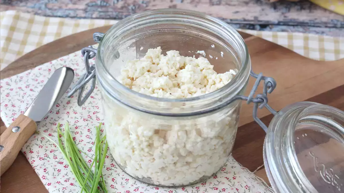 Cum se prepară brânza cottage acasă? Rețeta cu doar două ingrediente, extrem de ieftină!