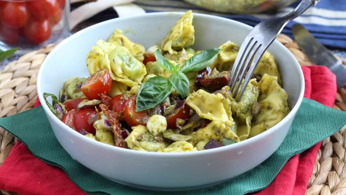 Salată rece de tortellini: puriștii vor strâmba din nas, dar se termină înaintea salatei de orez