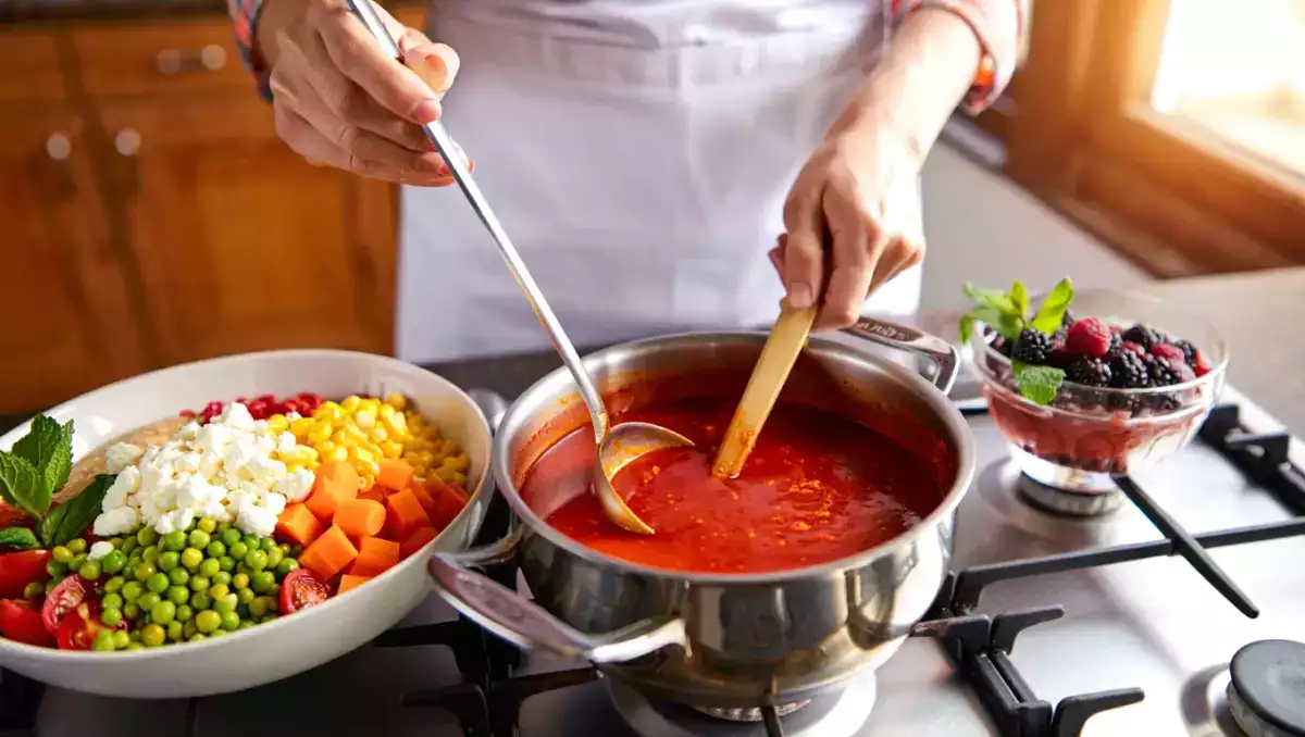Meniul zilnic, 6 iulie: supă de roșii cu busuioc, salată de orez cu feta și cuburi de gheață cu fructe de pădure