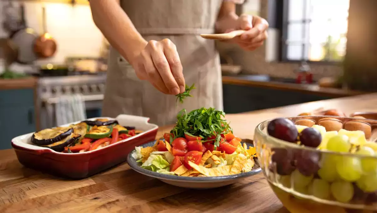 Meniu zilnic, 7 iulie 2026: boluri cu tortilla, tian de legume și sangria albă pentru o masă de vară