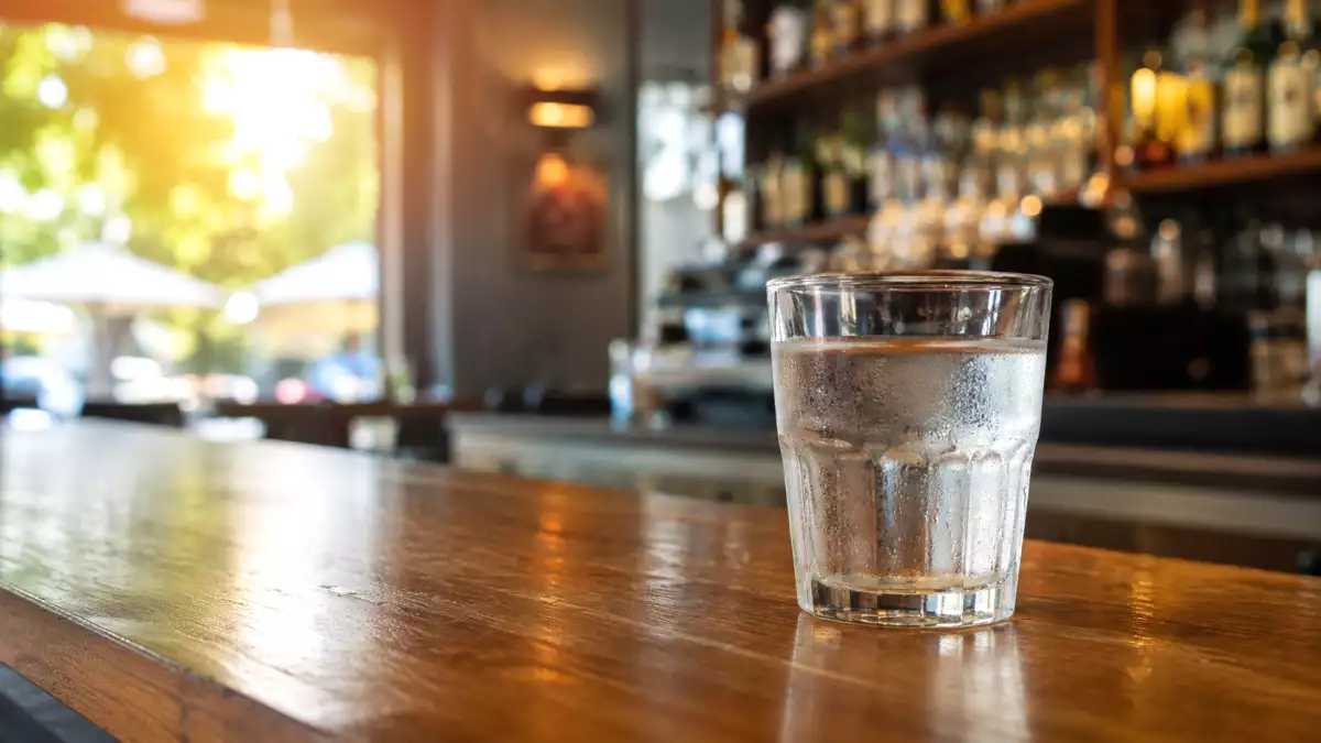 Caniculă: este un bar obligat să vă ofere un pahar cu apă dacă nu consumați nimic?