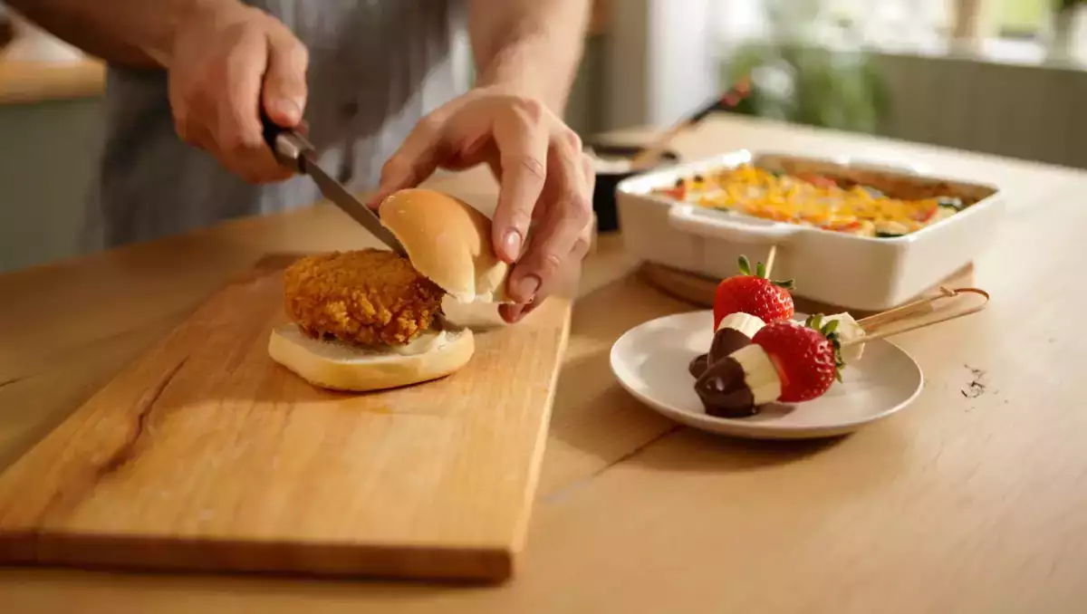 Meniul zilnic, 14 iulie: burger cu pui pane în stil coreean, quiche cu tortilla și frigărui de fructe cu ciocolată