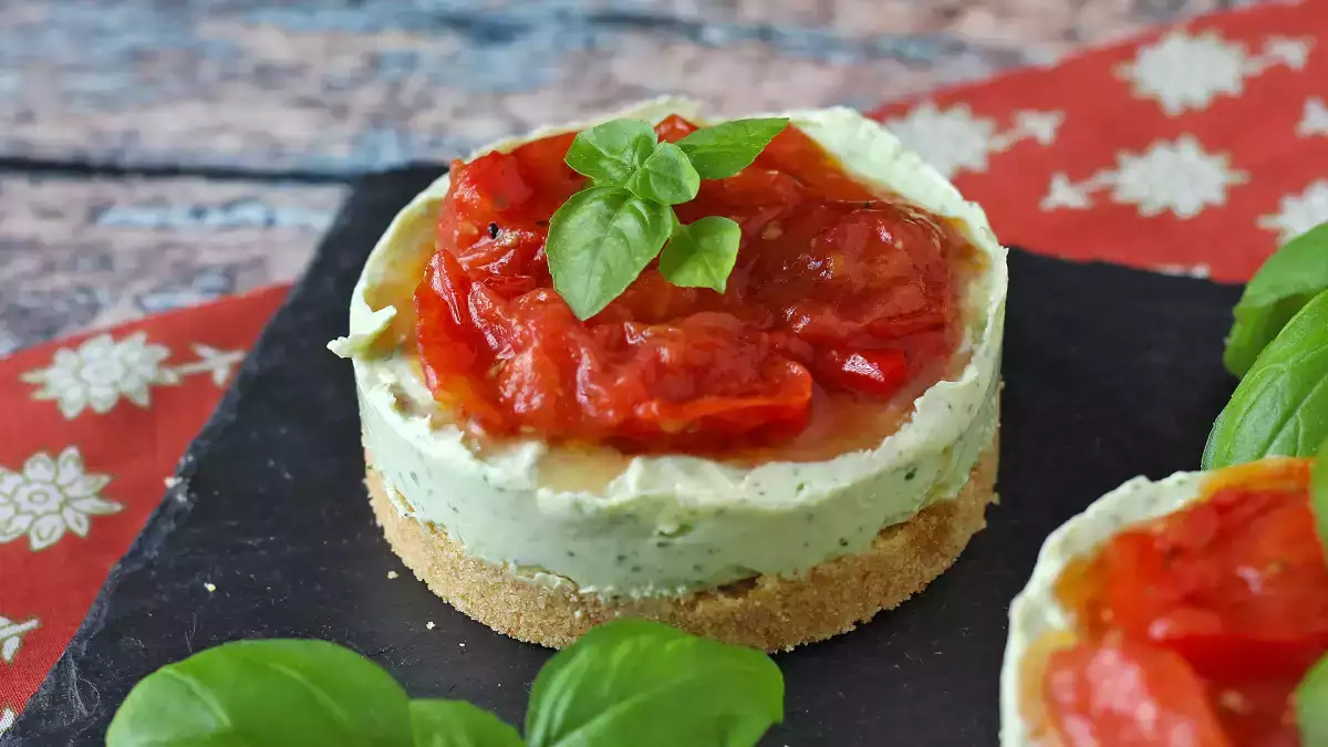 Cheesecake-uri sărate mici, în porții individuale: proaspete, cremoase și ușor de servit pentru orice ocazie