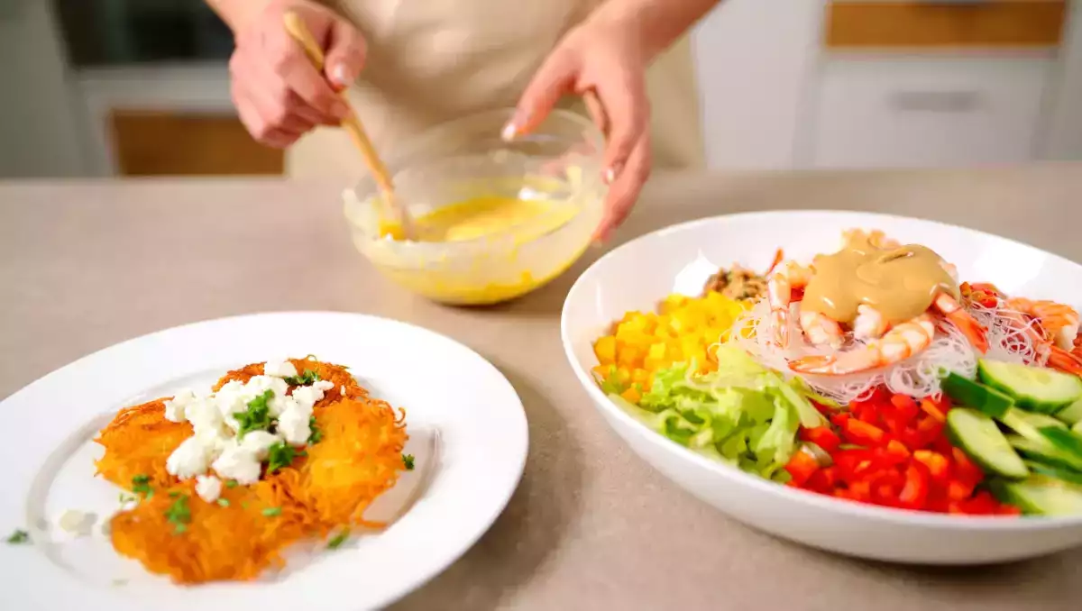 Meniul zilnic, 21 iulie: Ouă crocante cu feta, salată colorată cu creveți și caipirinha de maracujá