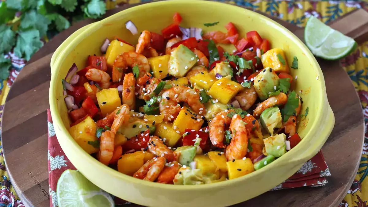 Salată de creveți și mango: o rețetă proaspătă, colorată și ușor de preparat, pe care o poți savura toată vara
