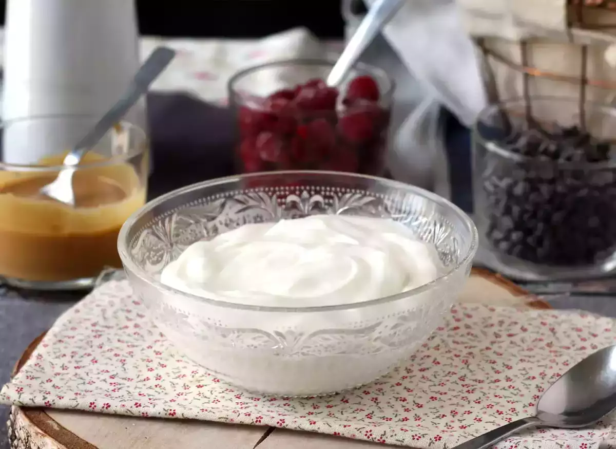 Skyr vs brânză slabă de vaci vs iaurt grecesc: ce oferă mai multe proteine şi mai puține calorii