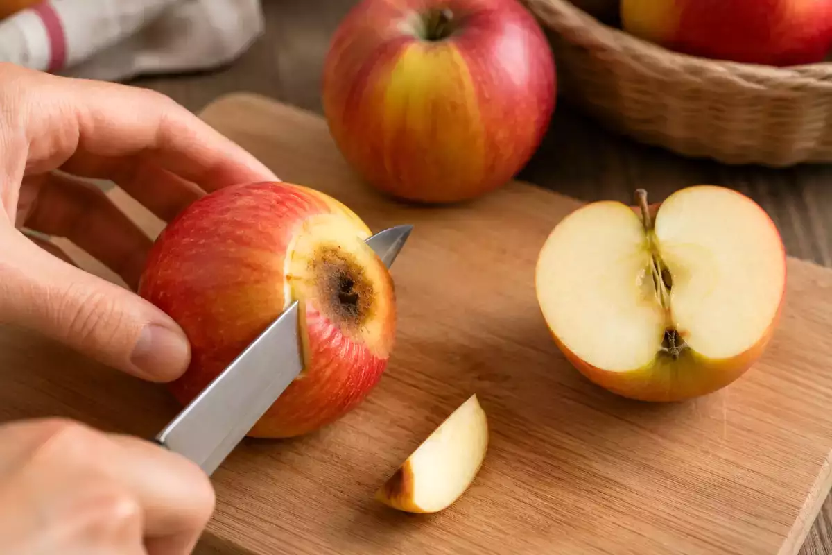 Se poate mânca un fruct mucegăit după ce s-a tăiat partea stricată?