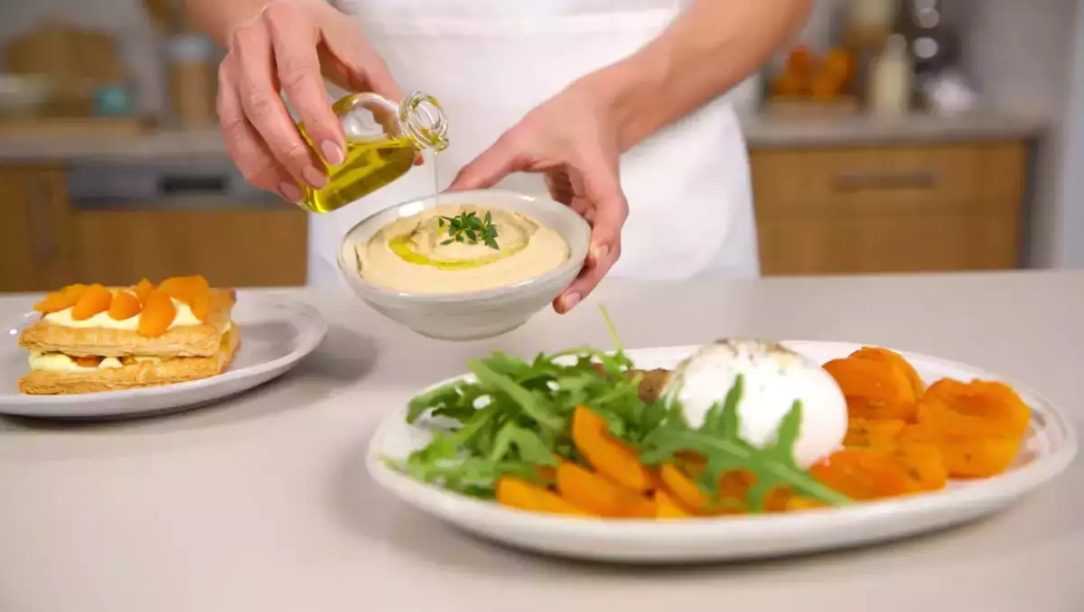 Meniul zilnic, 30 iulie: Hummus libanez, salată de vară cu caise prăjite și tartă oranaise