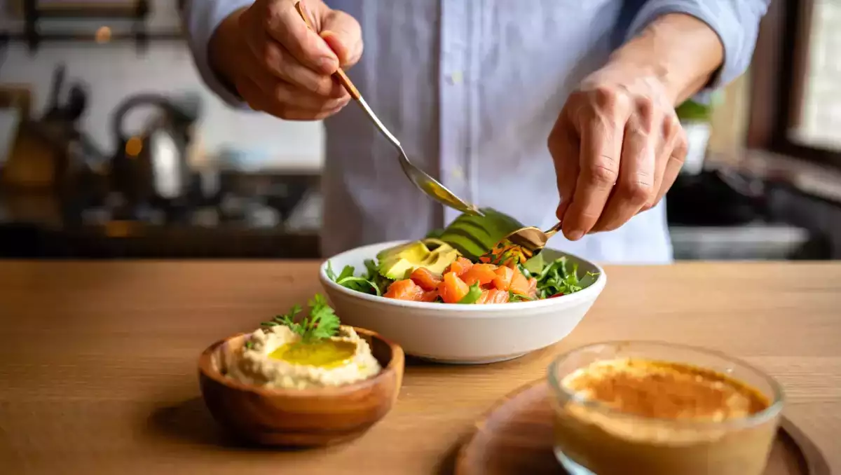 Meniul zilei, 7 august: humus cu avocado, poké bowl cu somon și mousse de caise