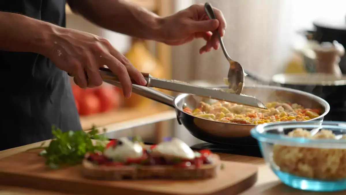 Meniul zilnic, 1 august: caise prăjite cu burrata, paella cu fructe de mare și ceai rece cu piersici