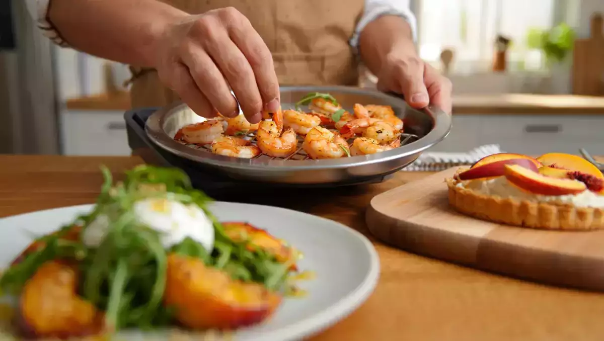 Meniul zilei, 2 august: tartine cu rucola, creveți crocanți și tartă rustică cu piersici