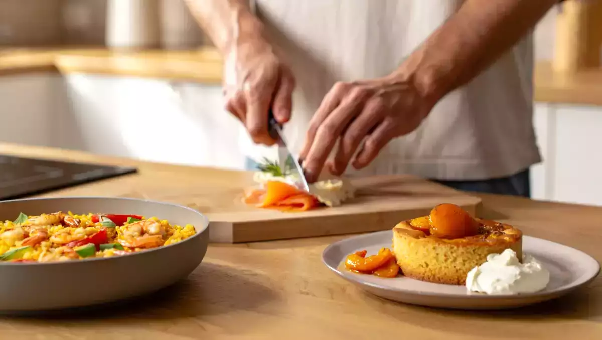 Meniul zilnic, 5 august: aperitiv tartinabil cu somon afumat, paella super rapidă și moelleux cu caise și mascarpone