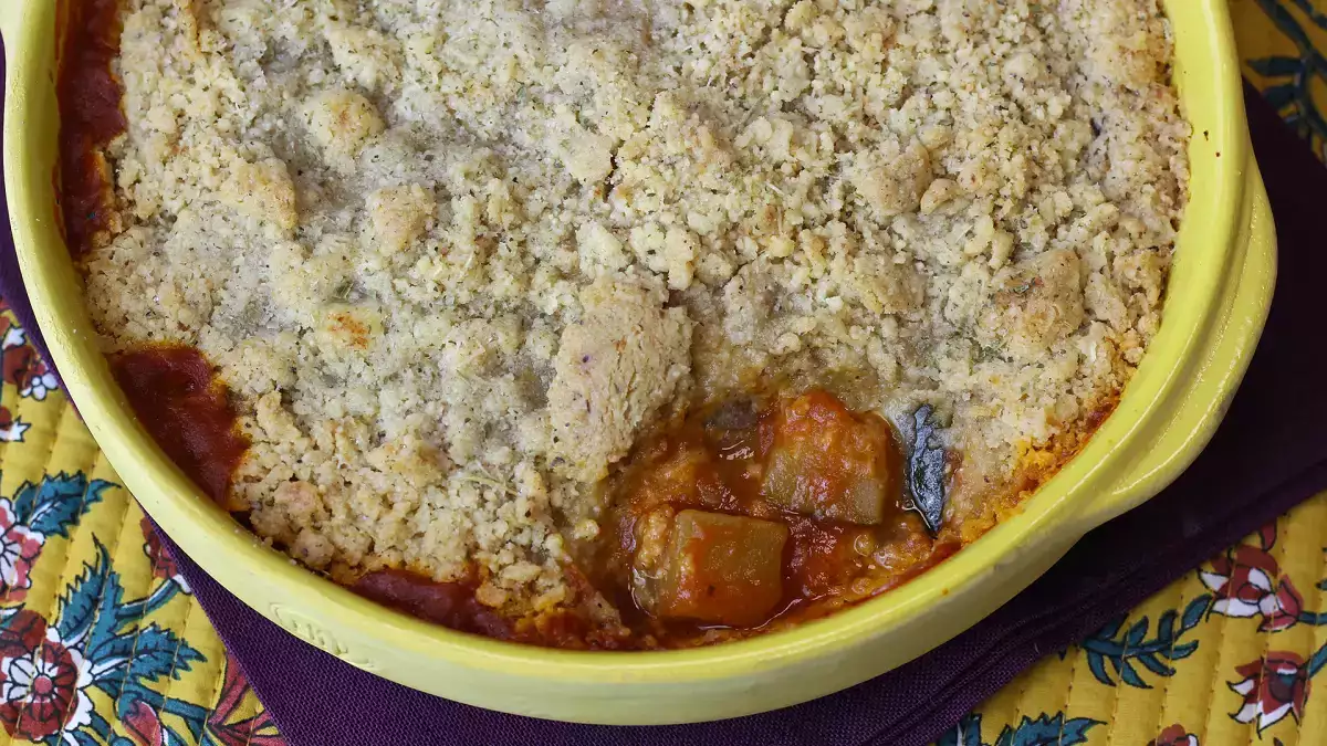 Acest crumble cu ratatouille se prepară dinainte și se poate servi atât cald, cât și rece!
