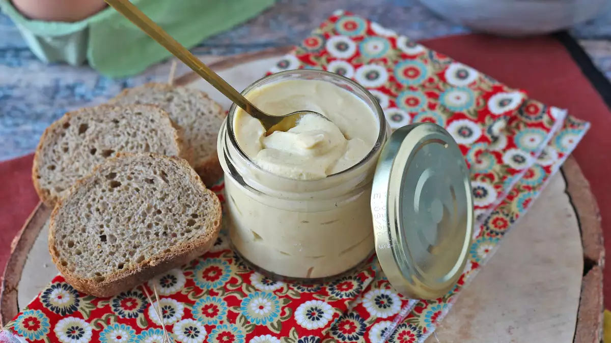 Este maioneza făcută în casă cu adevărat mai sănătoasă? Ce nu se vede din lista sa scurtă de ingrediente...