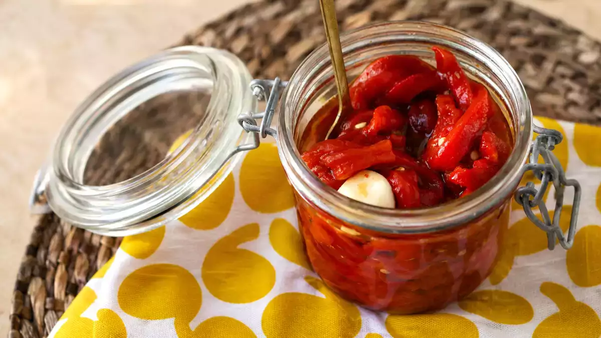 Trucul cu ardeii copți care îmbunătățește orice salată de vară: mai dulci, mai suculenți și mai ușor de curățat