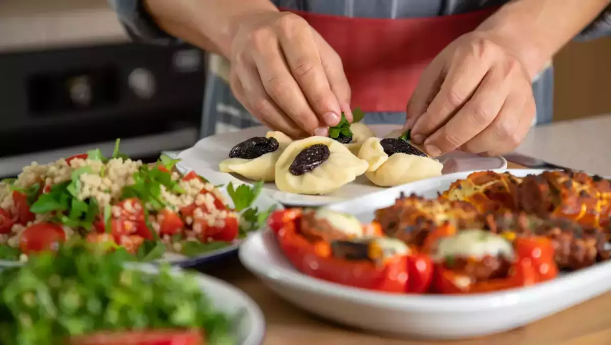 Meniul zilei, 13 august: tabbouleh libanez, ardei umpluți și găluște cu prune