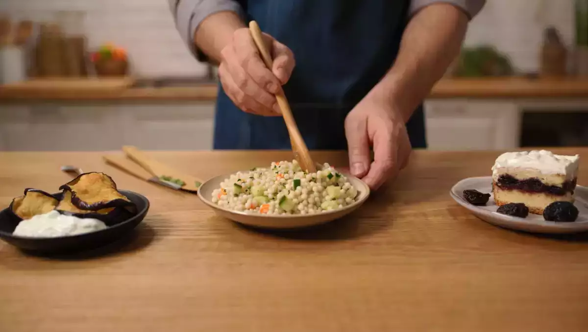 Meniul zilei, 15 august: vinete tempura, salată de cușcuș perlat cu surimi și prăjitură cu prune și brânză