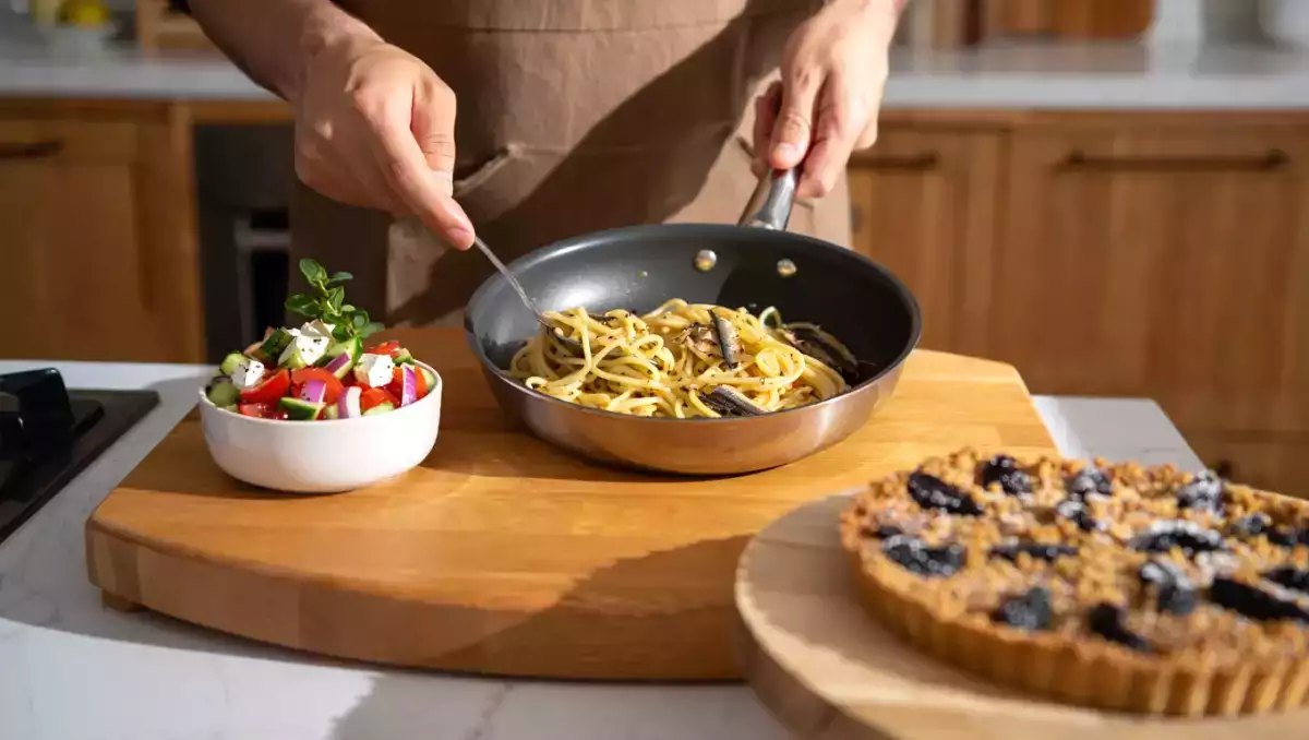 Meniul zilei, 11 august: salată grecească, spaghete cu sardine și tartă cu prune