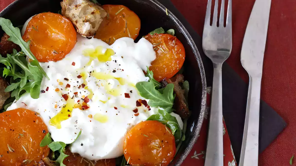 10 salate de vară cu brânză: rețete răcoritoare cu feta, burrata, mozzarella și brânză de capră