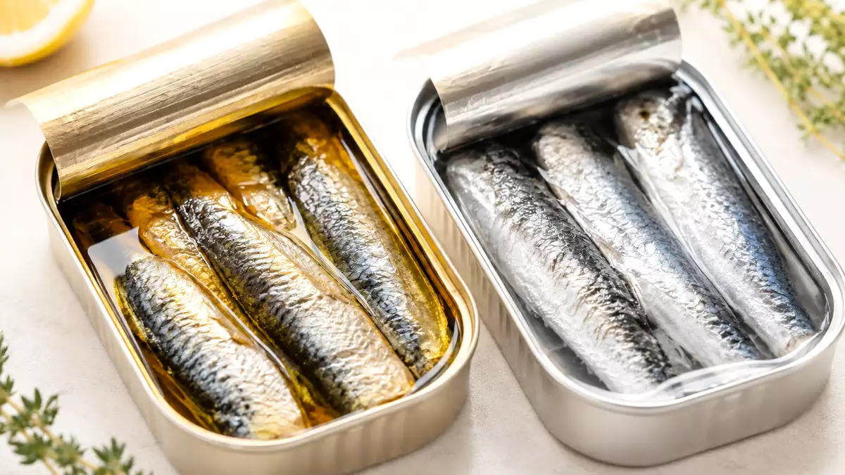 Sardine în ulei sau în apă? Aflați când este cea mai bună opțiune fiecare dintre ele
