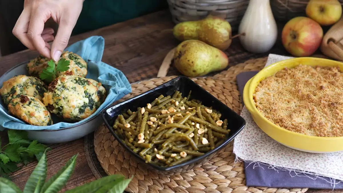 Meniul zilei, 19 septembrie: biscuiți sărați cu feta, fasole verde thailandeză și crumble de mere și pere