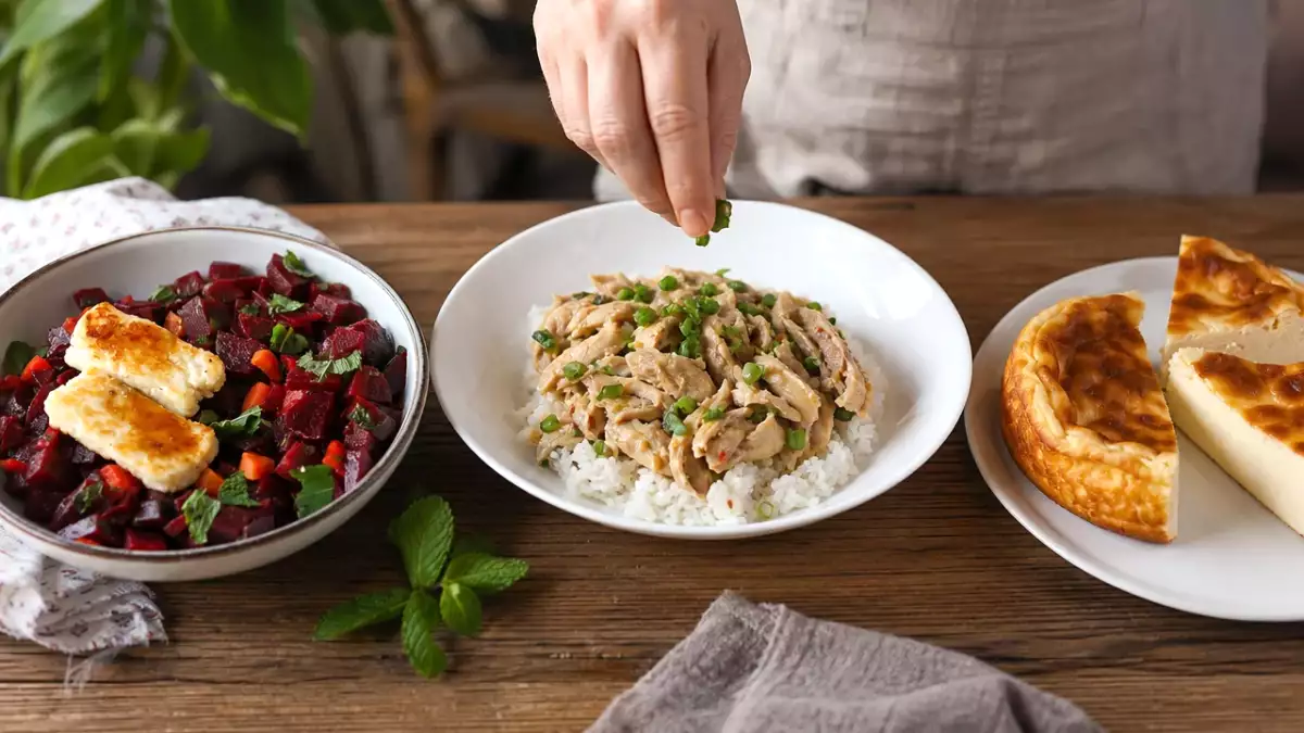 Meniul zilnic, 30 septembrie: salată de sfeclă cu halloumi, pui chinezesc la abur și flan proteic